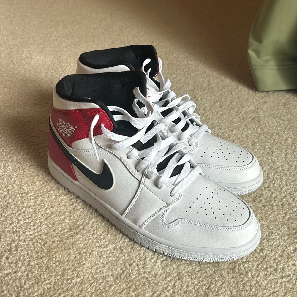 Jordan 1 mids Size 11